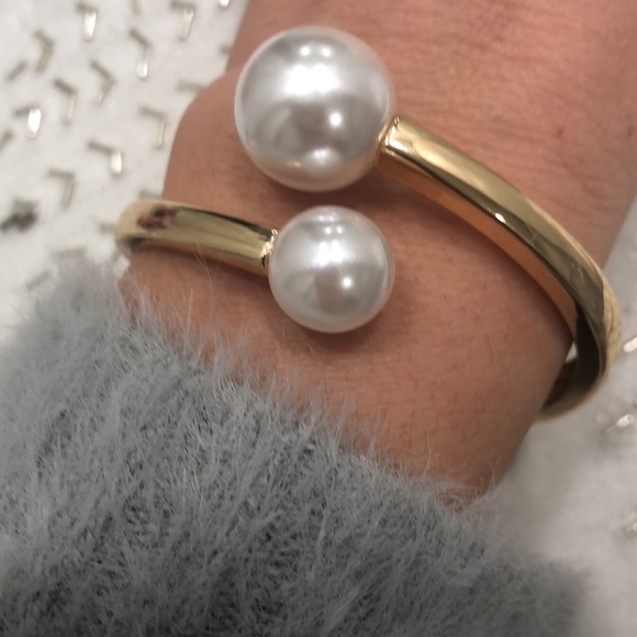 🎉Host Pick!🎉NEW! Faux pearl and gold twist accent bracelet - Picture 6 of 9